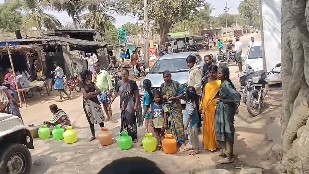 జంబులబండలో జల సంక్షోభం... హామీలు కాదు నీళ్లు కావాలని రోడ్డెక్కిన మహిళల ఆగ్రహం