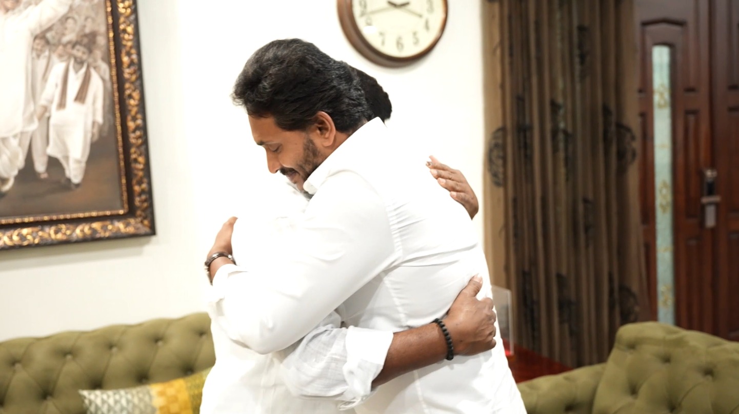 రాజకీయాలకు అతీతంగా ఆహ్వానం… జగన్ నివాసంలో జరిగిన ఆ ప్రత్యేక భేటీ వెనుక ఏముంది?